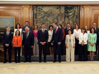 El nuevo gabinete del Gobierno español, presidido por el socialista Pedro Sánchez, tomó posesión ante el rey Felipe VI en una ceremonia en el Palacio de la Zarzuela, en la que estuvieron ausentes, por primera vez, los símbolos religiosos.