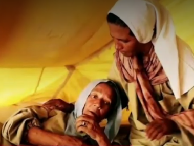 Monja Gloria Cecilia Narváez aparece acompañada de otra mujer cautiva en Mali.