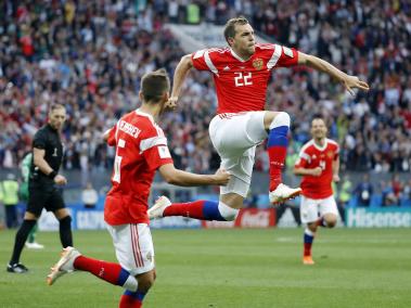 Artem Dzyuba, de Rusia, celebra el tercer gol en el partido contra Arabia Saudita, en el partido inaugural del Mundial. El triunfo al final fue 5-0 a favor de los locales.