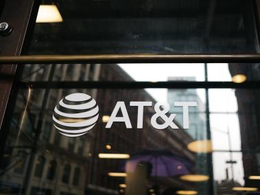 AT& T fue demandada por el Departamento de Justicia, pero obtuvo la aprobación de un juez para proceder con la operación el martes después de un juicio de seis semanas.