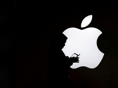 La firma tecnológica Apple logró apelar una decisión que revivió un caso antimonopolio en el que le acusan de altas tarifas para usuarios finales.