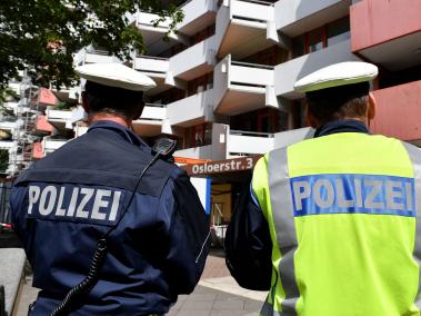 La policía alemana encontró material y sustancias como la ricina, supuestamente almacenadas para producir un dispositivo de contaminación biológico, durante una redada.