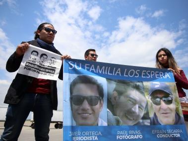 Los familiares de los periodistas ecuatorianos, asesinados en límites entre Colombia y Ecuador, pidieron en el aeropuerto Alfonso Bonilla Aragón, del Valle del Cauca, que haya justicia y una ardua investigación.