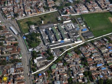 Vista aérea de la cárcel de Cali. La zona verde en la parte trasera del penal es el terreno donde se harán los tres pabellones. Foto: Inpec