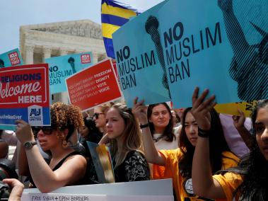Decenas de personas se manifestaron ayer en Washington frente a la Corte Suprema de Justicia para rechazar su decisión de apoyar a Trump.