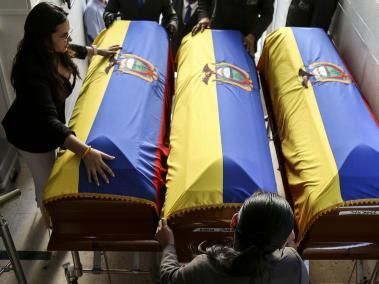 Cali, 26 de junio de 2018. En la funeraria Capillas de la Fé, de la capital vallecaucana se realizó la entrega de los cuerpos de los tres periodistas del diario El Comercio de Ecuador a los familiares que viajaron desde el vecino país.