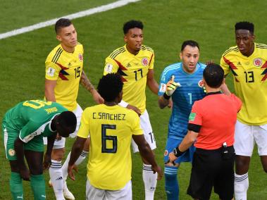 Los jugadores de la Selección Colombia piden que no fue penal.
