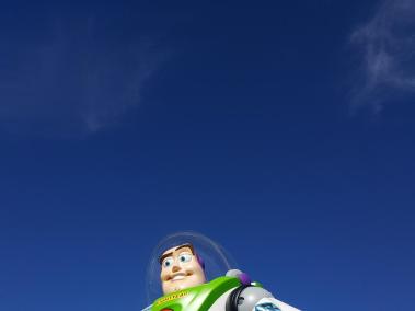 Buzz Lightyear de tamaño gigante en el patio de juegos de Toy Story Land