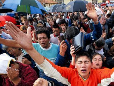 Cientos de evangélicos reunidos en la plaza de Bolívar de Bogotá, en un rezo colectivo. Su poder de convocatoria es envidiado y codiciado por muchos políticos.