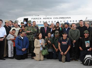 Los 15 liberados y sus familiares en una oración de agradecimiento tras la operación, en la base aérea de Catam en Bogotá.