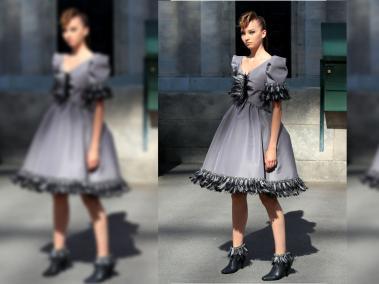 Una de las propuestas de Chanel son faldas con plumas negras, acompañadas de botines.