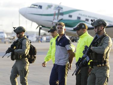 En un avión de la Policía fue trasladado de Cali a Bogotá alias Reinel. Un juez lo envío a la cárcel de máxima seguridad de Cómbita en Boyacá.
