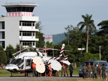 Soldados y policías tailandeses evacúan en helicóptero a uno de los niños rescatados en una base aérea en la provincia de Chiang Rai (Tailandia).