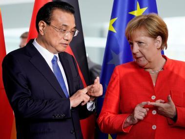 El primer ministro chino, Li Keqiang (i), <QA0>
y la canciller alemana, Angela Merkel (d), conversan en Berlín (Alemania).