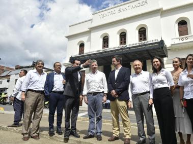 El Presidente visitó las obras de restauración del Teatro Santander, en el centro de Bucaramanga.