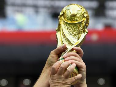 Trofeo de la Copa del Mundo. Francia y Croacia disputan el honor de levantarla.