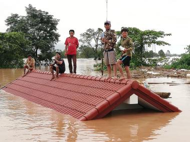 Los cuerpos de personas han sido recuperados después de las inundaciones causadas por una brecha en la presa en el sur de Laos.