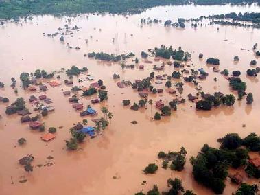Las autoridades de Laos distribuyen hoy auxilio a miles de afectados, trabajan para rescatar a otros miles y buscan a cientos de desaparecidos.