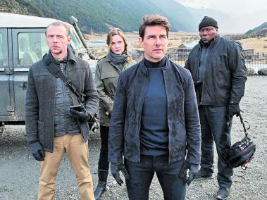 Tom Cruise (en primer plano) con parte de su equipo: Rebecca Ferguson (atrás), Ving Rhames (d), Simon Pegg (i).