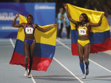 Caterine Ibargüen celebra después de ganar la medalla de oro en la prueba de triple salto femenino junto a la colombiana Yosiri Urrutia (i) quien ganó la plata.