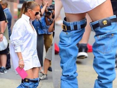 Como es común, las grandes celebridades imponen los últimos gritos en la moda. Recientemente la encargada de esto fue la cantante puertorriqueña Jennifer López. Fue captada caminando por New York con unas botas muy particulares que parecen unos jeans a la altura de la rodilla.