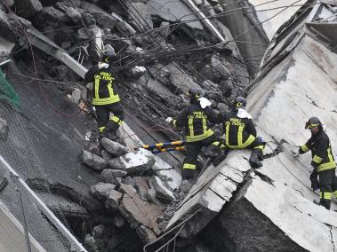 Vehículos caen al vacío tras desplomarse un puente en Génova