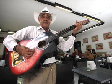Con su guitarra, entona conocidas canciones de Olimpo Cárdenas, Óscar Agudelo, Julio Jaramillo o Javier Solís, entre otros artistas de la música popular.