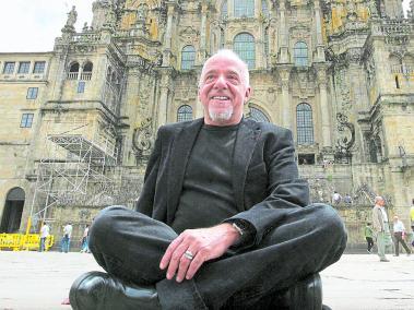 El escritor brasileño Paulo Coelho recibió este año un homenaje en el centro de la plaza del Obradoiro, final del Camino de Santiago, tema de su novel 'El peregrino'.