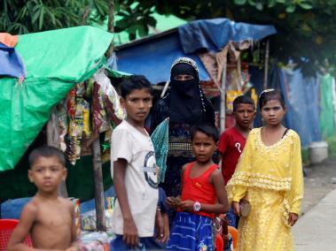 Los rohinyás que quedan en Birmania (Myanmar) viven estrechamente vigilados cuando se cumple un año del éxodo de centenares de miles de miembros de esta minoría mayoritariamente musulmana.