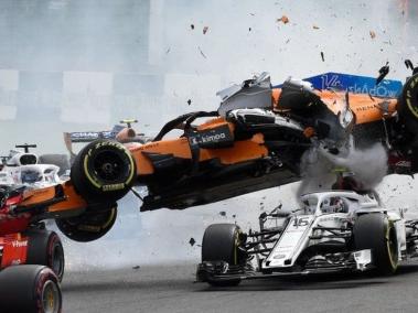 El auto de Fernando Alonso (naranja) pasó por encima del de Charles Leclerc en un serio accidente en el Gran Premio de Bélgica.