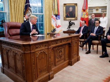 El presidente Donald Trump habla por teléfono con su homólogo mexicano, Enrique Peña, en el despacho Oval.