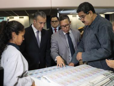 Maduro pidió a su recién designado ministro de Comercio Interior, William Contreras, aplicar 'mano de hierro' e ir 'con todo' contra la red de farmacias Farmatodo, ante la supuesta comisión del delito de "especulación" por parte de esta empresa.