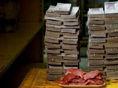 Un montón de bolívares venezolanos que equivalían a 1,45 dólares el 16 de agosto. Con esto se compra un kilo de carne.