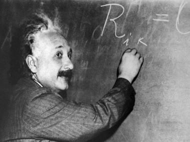 Albert Einstein protagoniza el primer libro de la colección ‘Descubrir la ciencia’.