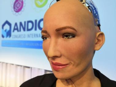 Sophia es la primer robot con inteligencia artificial que es reconocida como ciudadana del mundo.