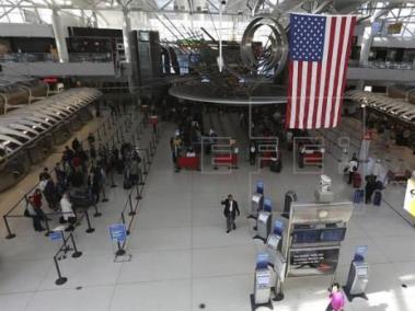 Un avión procedente de Dubái fue puesto en cuarentena con varios centenares de personas abordo en el aeropuerto JFK de Nueva York, después de que al menos una decena de pasajeros se sintiesen enfermos.