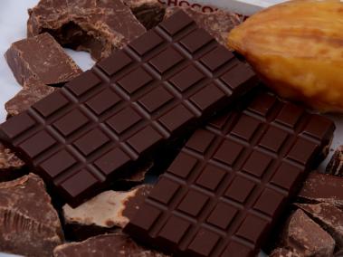 Barras de chocolate colombiano, junto con su materia prima: la mazorca del cacao.