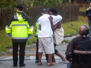 Familiares se conduelen por la muerte de una madre y su bebé. Un árbol cayó sobre su casa, en Wilmington. El papá sobrevivió.