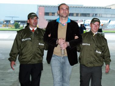 El 13 de mayo de 2008, antes de su extradición a Estados Unidos, miembros de la Policía custodiaban al ex jefe de las Autodefensas Unidas de Colombia, Salvatore Mancuso.
