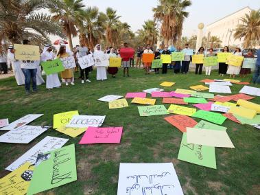 Ciudadanos kuwaitíes protestan por la censura de miles de libros, entre ellos Cien años de Soledad.