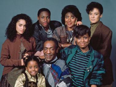 Bill Cosby (abajo en el centro) siempre fue un modelo a seguir como padre de familia en sus comedias de televisión.