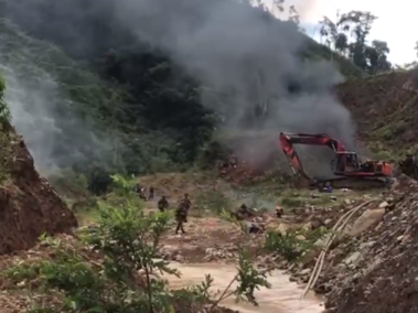 Según las autoridades, la mina en la que hicieron el operativo no cuenta con los permisos correspondientes de licencia ambiental y titulación minera.
