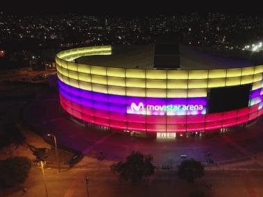 La fachada del Movistar Arena está hecha con vidrio templado y malla metálica que refleja colores en su exterior. Además tiene una pantalla LED de 200 metros cuadrados.