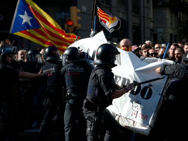 Seis personas fueron detenidas y 24 resultaron heridas este sábado en Barcelona en la confluencia de una protesta independentista y otra de policías españoles.
