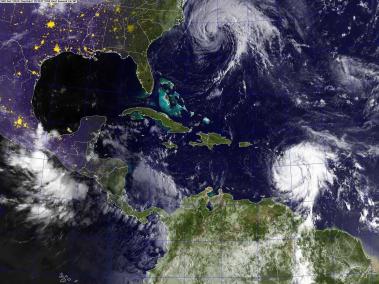 Imagen satelital de los huracanes José (arriba) y María (abajo) en el mar Caribe, en septiembre de 2017.
