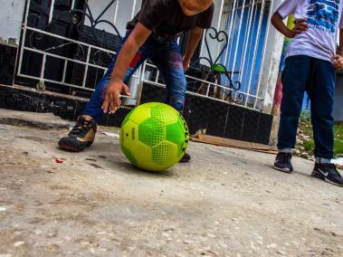 Aunque su sueño es ser policía, el menor le pide a la artista barranquillera que le regale un balón para jugar con sus primos.