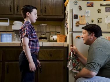 Sheldon Cooper en su infancia, interpretado por Iain Armitage, y su padre, George Cooper, caracterizado por Lance Barber.