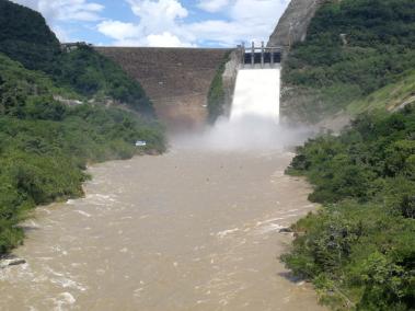 El embalse de esta hidroeléctrica deberá liberar el líquido represado por las crecientes de ríos que desembocan allí.
