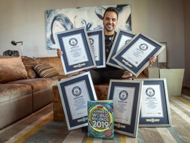 El cantautor puertorriqueño Luis Fonsi posa con sus siete récords Guinness recibidos por su canción 'Despacito'.