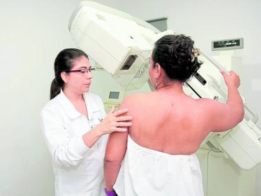 Las mujeres, después de los 40 años, La mamografía detecta nódulos de 2 mm, microcalcificaciones, alteraciones y densidad.